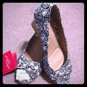 Black and white wedges 7W